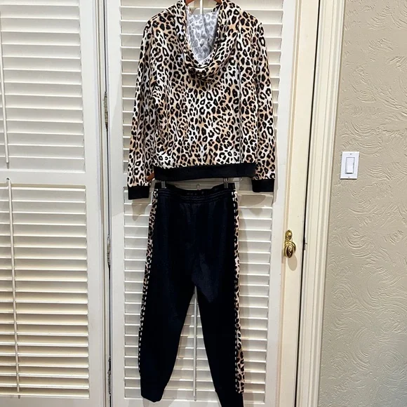 PINK Victoria's Secret Leopard Full Zip Hoodie And Joggers Size Large - Picture 2 of 6